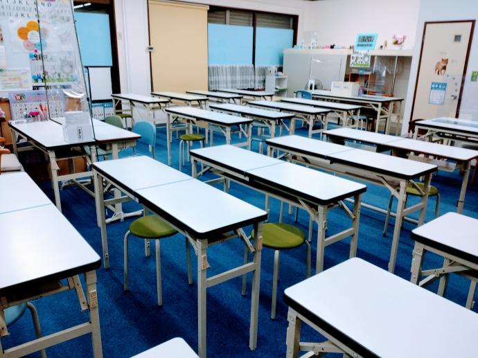 教室は広く、密にならないように、机には一人ずつ座ります。<br />
