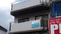 教室はマンションの2階、通りから見える青い看板が目印です。