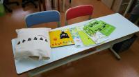 １人で座れるお子さまは幼児机や椅子を準備しています。