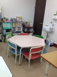 幼児さんは、かわいいテーブルで学習します。