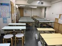 教室には成長に合わせたいろいろなサイズの机や椅子があります。