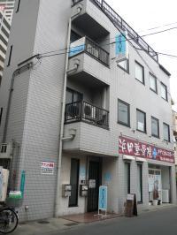 教室はKSKビルの３階です。