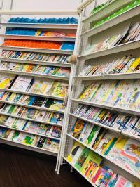 読書を人生の糧にできるようにと、大きな本棚を設けました!