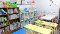 お子様も安全に座れる専用の机がございます。