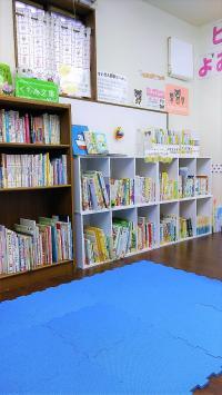 たくさんの絵本やパズルを用意して、お待ちしております♪