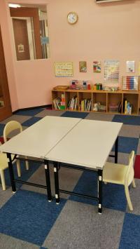 公文の教具に囲まれた別室。<br />
お迎えを待ったり、小さいお子様と保護者様の待合室。