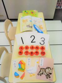 幼児さん専用の小さな椅子と机で安心して学習できます。