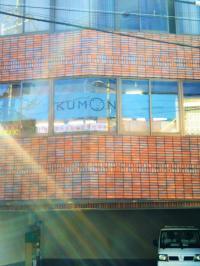 2階の日当たりの良い部屋が教室です。お気軽にお越しください。