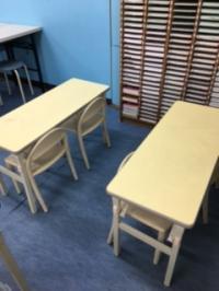 ママと一緒に座ったり、1人で座れる幼児机や椅子もあります。