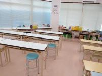 教室内は広くて、幼児さんの小さな机も並んでいます。