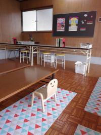 背もたれのある幼児さん専用の椅子を用意しています。<br />
