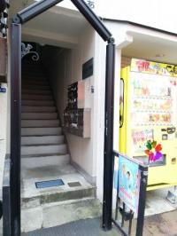 教室は２階になります。階段をお上がりください