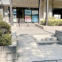 入り口前にはスロープがありますので、ベビーカーのままお；入りください。