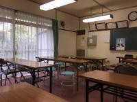 教室は　2部屋あり、最大１６の１８０ｃｍ机を出していて密にはなりません。