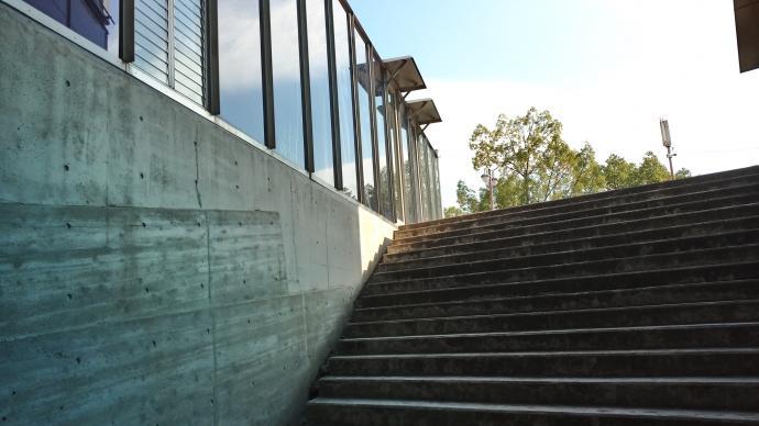 星田西体育施設　駐車場横の階段を上がった左手にあるガラス張りの教室です！