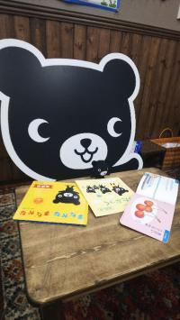 読み聞かせの本や、楽しく子育てできるグッズをお渡しします。