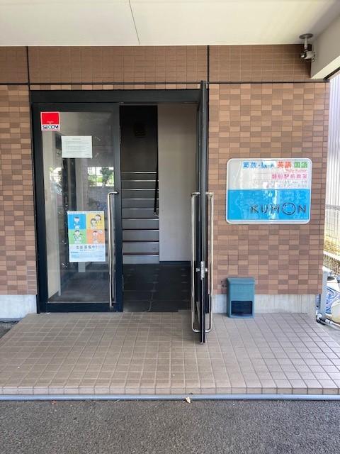 教室の入口は岩船小学校側です。学校終了後、すぐに教室で学習できます。<br />
