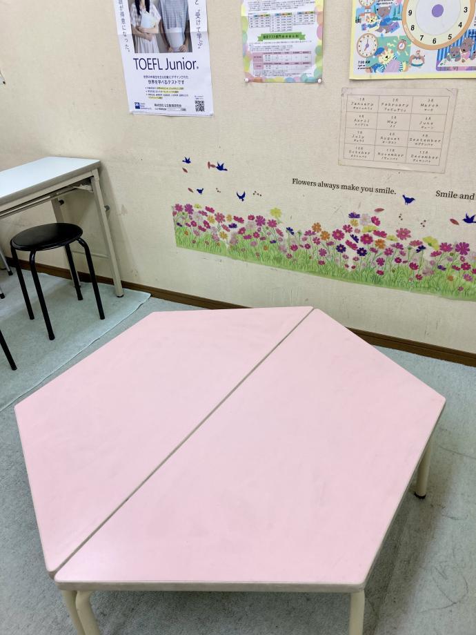 幼児さんはピンクのお机で学習します。