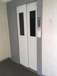 エレベーターで5階までお上がりください。ベビーカーのまま教室までおこし下さい。