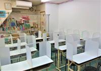 小学生以上は自立席と指導席で集中して学習しています。とても静かな教室です。
