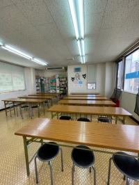 窓が大きくて明るい教室です。