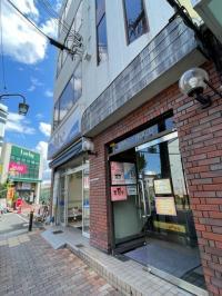 近鉄長瀬駅前のビルです。１階は整骨院、３階が公文式教室です。