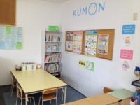 低い机とイスの幼児席には「くもん文庫」<br />
貸出もしています。