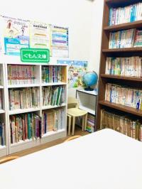 待合室ではたくさんの本や教具で楽しんでいます。<br />
