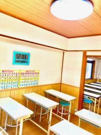 教室の内観です。明るい室内で換気、消毒を定期的に行っています。