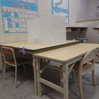 おいすに座れるお子さんはこのテーブルで!<br />
そろそろプリント学習できるかな?