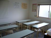 寿町教室へようこそ！！学習スペースです前後左右に感覚をあけて着席しています。
