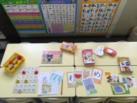 幼児さんは、漢字カードや数字盤等も使って楽しく勉強できます。