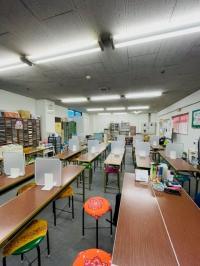 広々とした教室です。感染症対策のため、パーティションを設置しています。