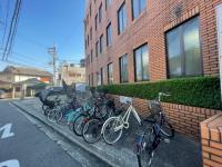 自転車でお越しの方は、奥村クリニックの駐輪場をご利用ください。