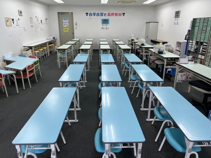 広くて明るい教室です。教室内も整頓されています。安心してお越しください。