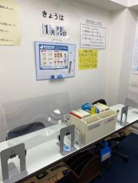 対面するところにはパーテーションを設置しています。