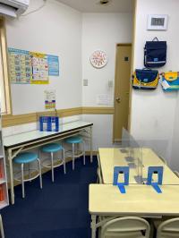 幼児さん用の机もございますので、ご安心ください。