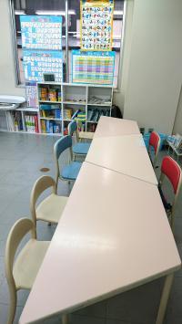 親子で安心して過ごしていただけるよう、小さなお子様専用の机・椅子を使用します。