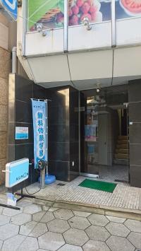 教室は３階です。階段数段とエレベーター有。ベビーカーの場合はお迎えにあがります。
