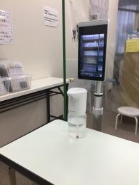 非接触型体温計と自動消毒器を設置
