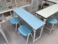 きれいなブルーの机でお待ちしております!