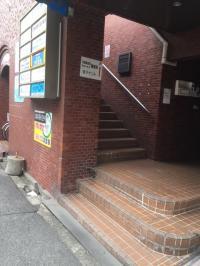 車道側からの階段もご利用いただけます。KUMONの看板が目印です!