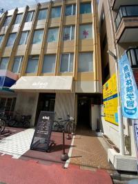 八戸ノ里小学校前に入り口があります。<br />
エレベーターで4階にお上がりください。