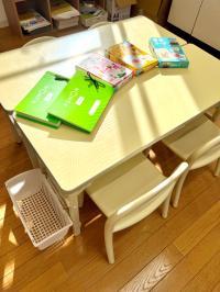 お子さま用の机・イスもご用意しております。