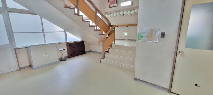 喜里川会館の２階が教室です。靴を脱ぎ階段をお上がりください。