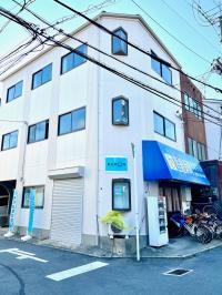 教室は１階が産経新聞さんの建物の2階にございます。