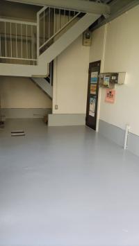 こちらに自転車を停めていただけます。ベビーカーでお越しの方はお知らせください。