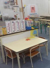 安心して座っていただけるように専用机、イスを用意しています♪