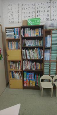 絵本や幼児教具も揃えております。