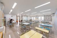 机の距離もしっかりとれる広い教室。幼児さん、低学年の方にも体に合った机といすで。